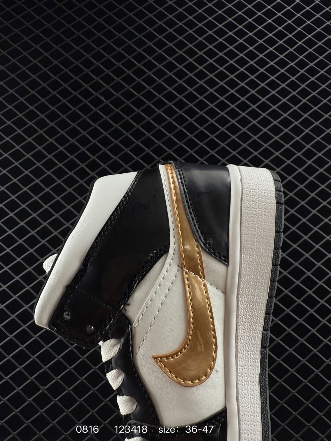 Air Jordan 1 Mid “Bred Toe”